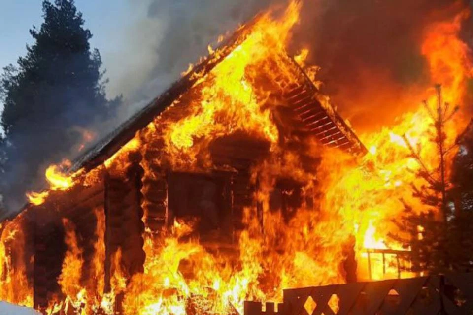 Огонь почти полностью уничтожил дом. Фото: Управление по ГОЧС и ПБ Мурманской области
