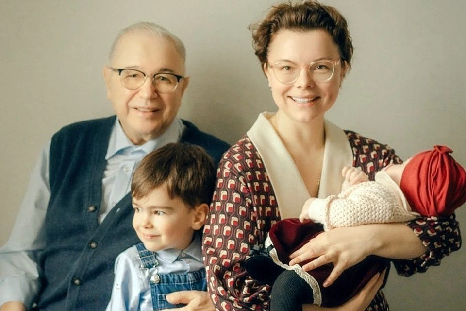 Евгений Петросян и Татьяна Брухунова с детьми. Фото: соцсети.