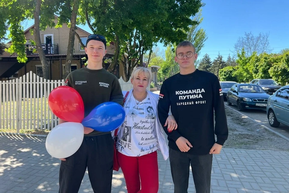Активисты Молодежки Народного фронта раздавали шары цветов российского триколора. Фото: Народного фронта
