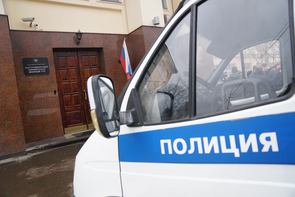Сотрудники полиции и ПДН проводят проверку