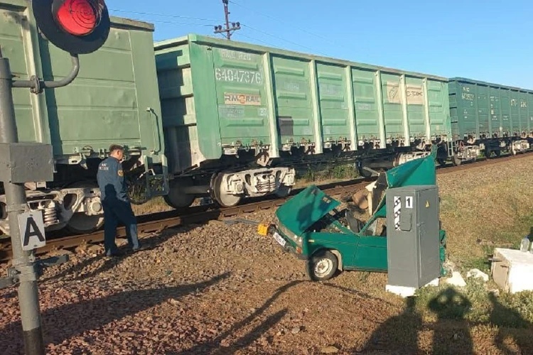 В Крыму семья с шестилетним ребенком попала в ДТП с поездом: погиб один человек