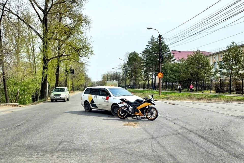 Молодая женщина на мотоцикле получила травмы в ДТП в Хабаровске Фото: Госавтоинспекция Хабаровска