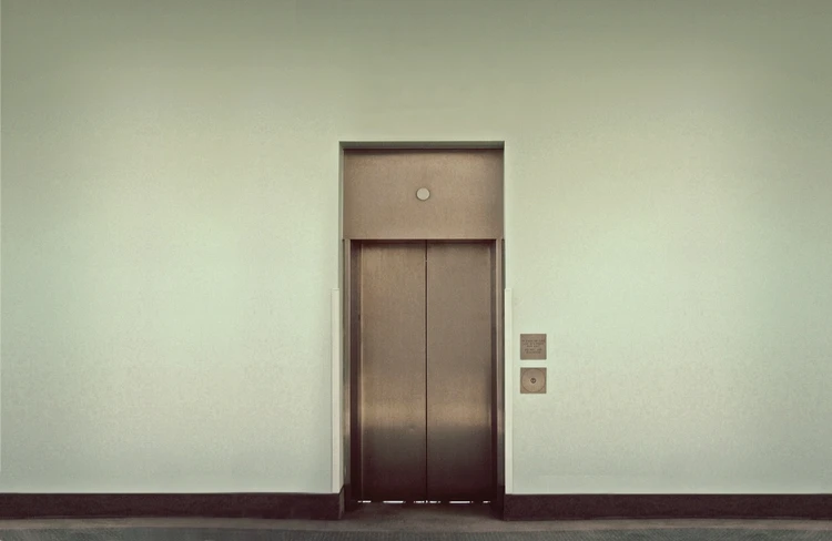 «Орал на весь дом»: застрявший в лифте сахалинец пожаловался на работу управляющей компании