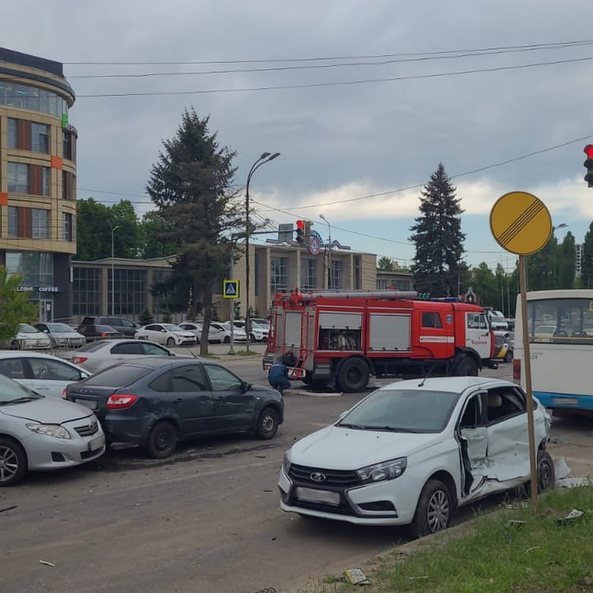 В Воронеже установили, в каком порядке в массовой аварии столкнулись  маршрутка и 7 машин - KP.RU