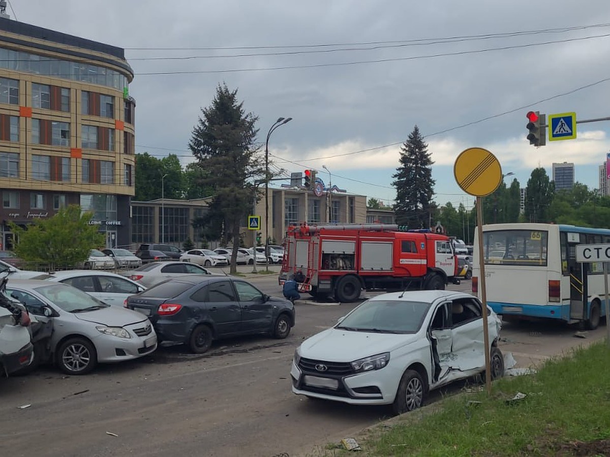 В Воронеже установили, в каком порядке в массовой аварии столкнулись  маршрутка и 7 машин - KP.RU