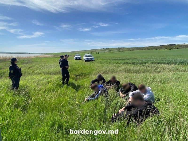 Шесть украинских мужчин заплатили, чтобы попасть в Молдову. Фото:border.gov.md