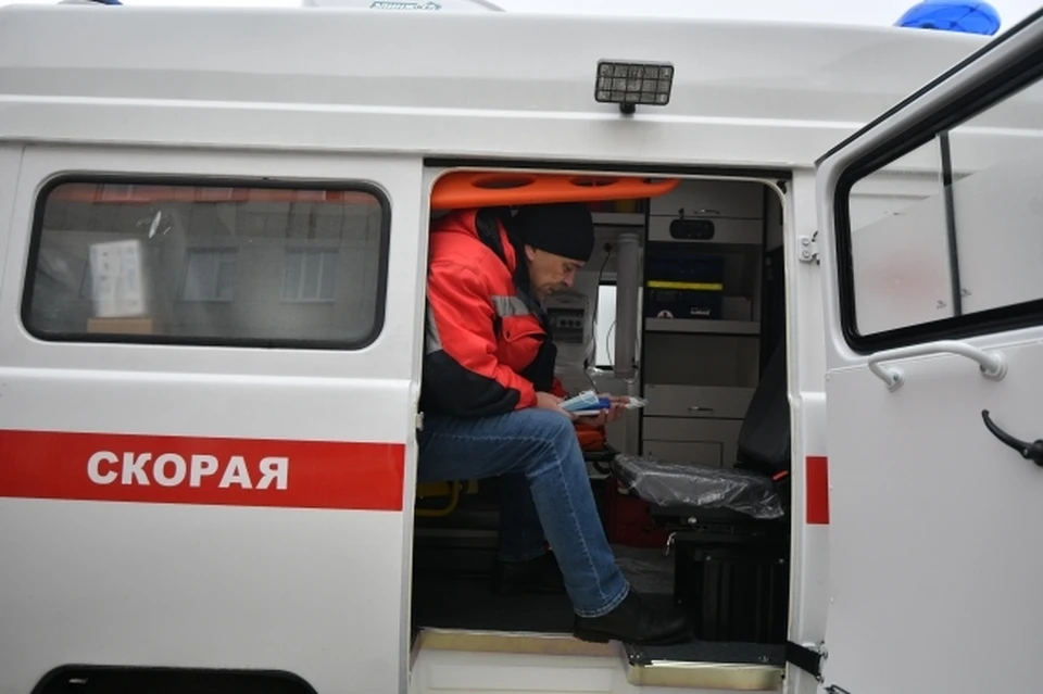 Мужчина разбирал штабель для последующей погрузки сахара в железнодорожные вагоны