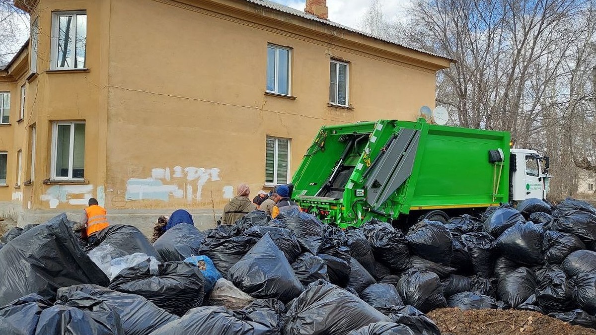 В апреле ЦКС принял заявки на вывоз 64 тысяч мешков с уличным сметом в  Челябинской области - KP.RU