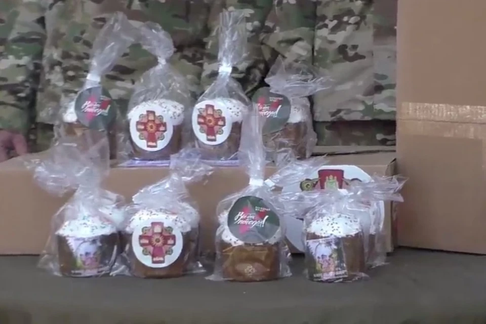 Активисты Народного фронта доставили военнослужащим ДНР пасхальные куличи. Фото: Народная милиция ДНР