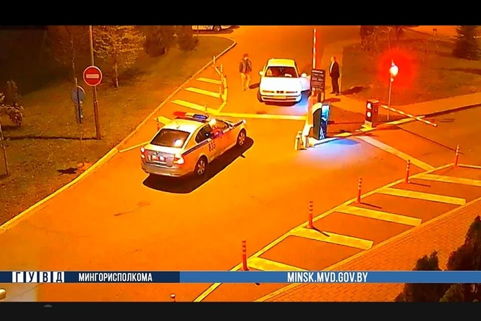 Минчане угнали машину, чтобы покататься, но врезались в шлагбаум. Фото: стоп-кадр | видео ГУДВ Мингорисполкома.