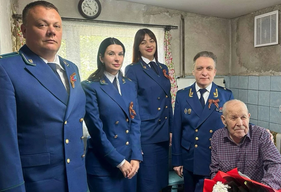 101-летнего ветерана поздравили с Днем Победы. Фото - прокуратура ЛНР