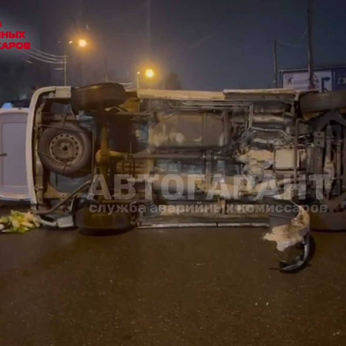 Первые жертвы дождя: во Владивостоке на скользкой дороге авто завалилось на  бок - KP.RU