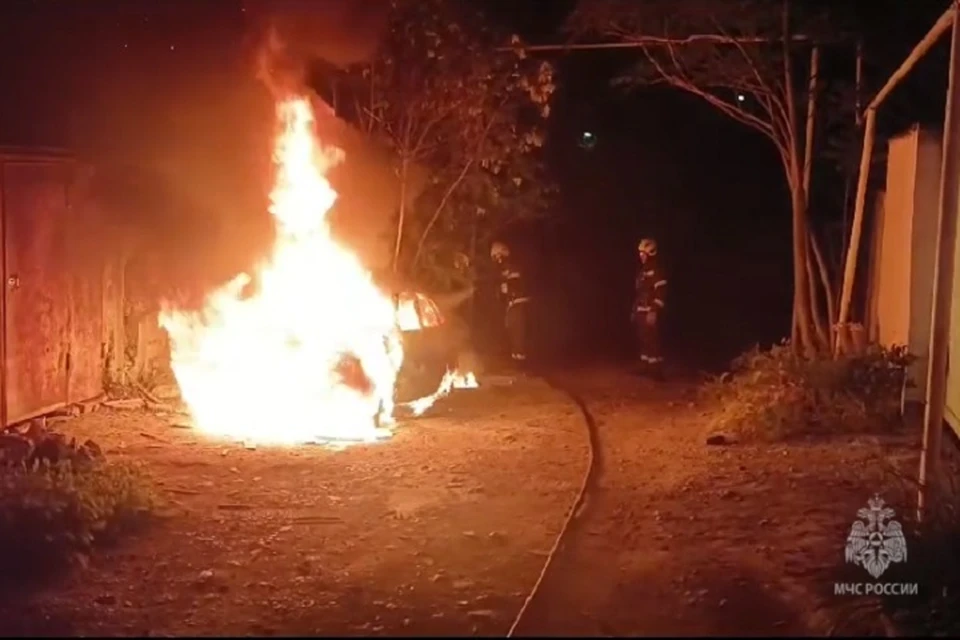 В Феодосии загорелся автомобиль. Скриншот из видео МЧС по РК