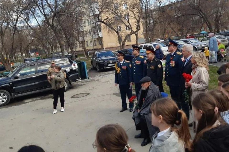 Для ветерана устроили индивидуальный парад Победы в Новосибирске. Фото: Nsk.om1.ru.