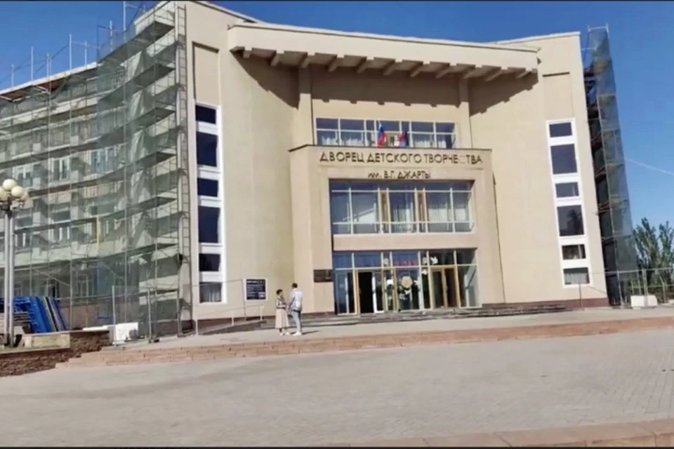 В Дворце детского творчества Макеевки продолжается ремонт фасада. Фото: Скриншот видео АГ ДНР