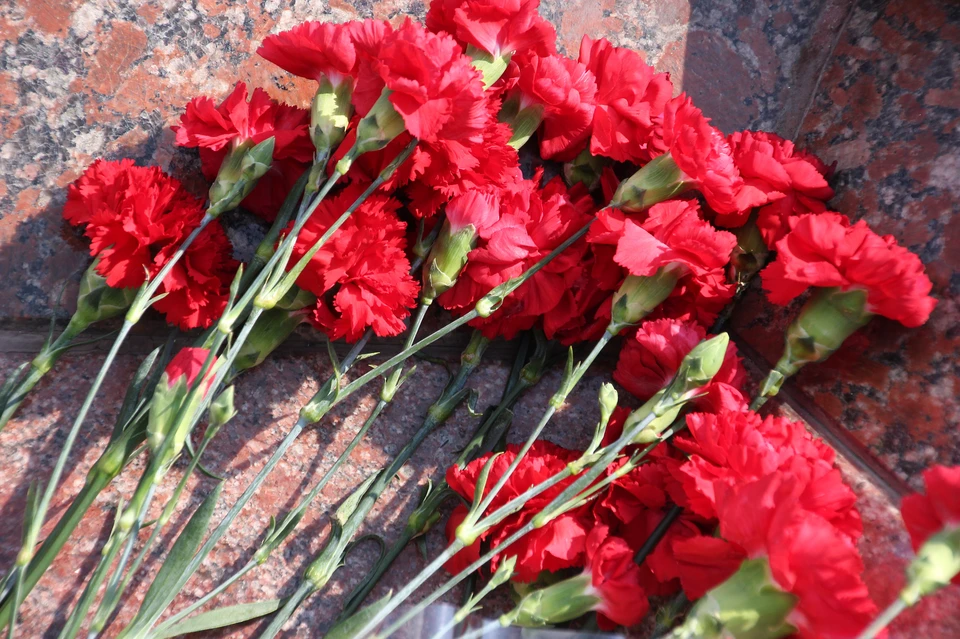 Ростовчане возложили цветы и провели минуту молчания