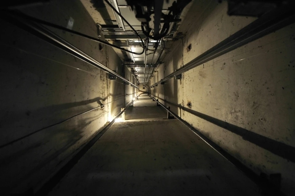 Ребенок и двое взрослых застряли в шахте лифта в 25-этажном доме.