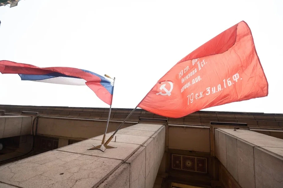 Неизвестный осквернил флаги России и Знамена Победы в Петербурге.