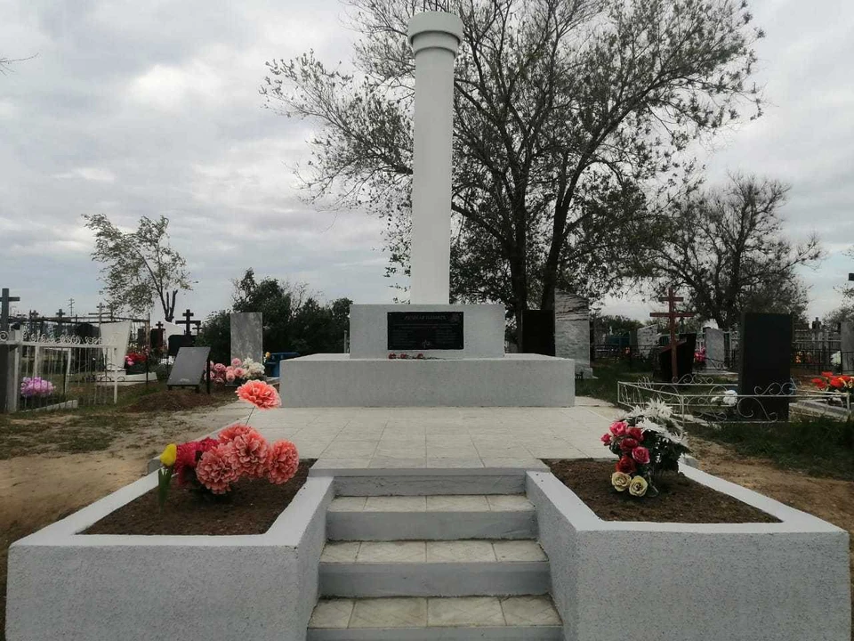 В Новоузенске вандалы украли туи у памятника воинам (фото: Андрей Опалько)