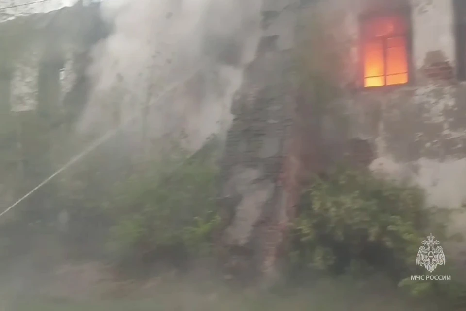 В Рязанской области горит здание усадебного комплекса Баташевых. Фото: кадр из видео МЧС.