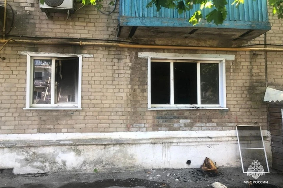 В Шахтах выгорела одна из квартир жилого дома. Фото: пресс-служба управления МЧС России по Ростовской области