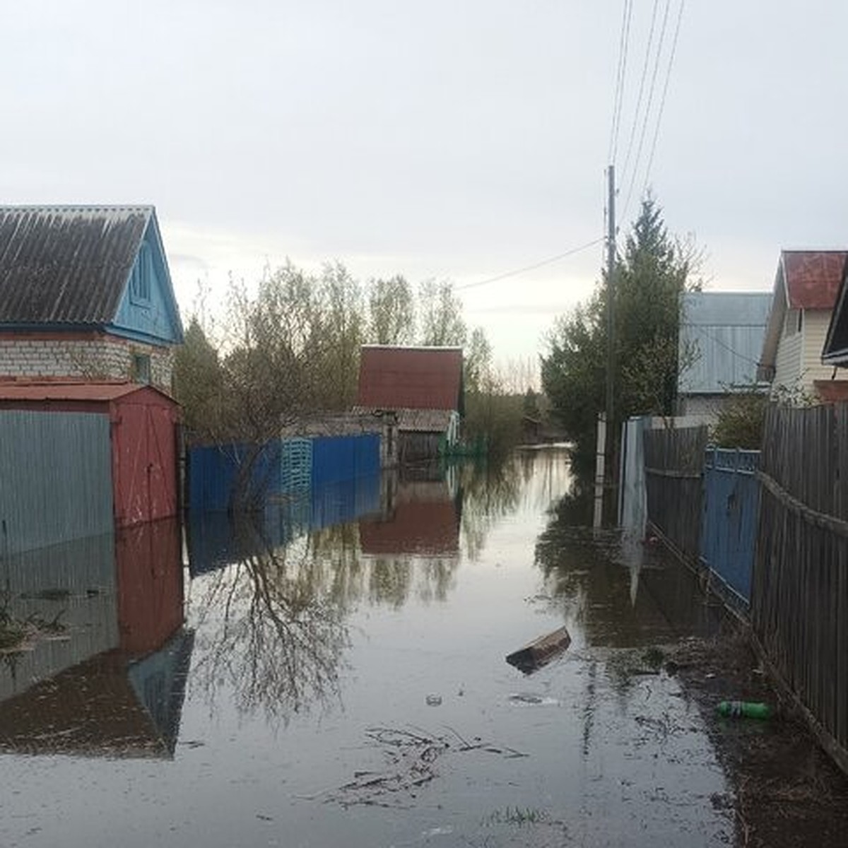 Теряем последнее жилье»: собственники затопленных дач в Тюменской области  просят спасти от паводка - KP.RU