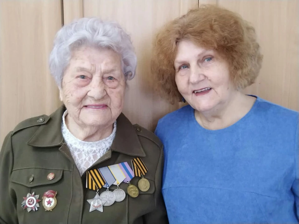 Мария Колтакова (слева) с дочкой Людой на 102-й день рождения. Фото Ольги СЕВЕРИНОЙ.