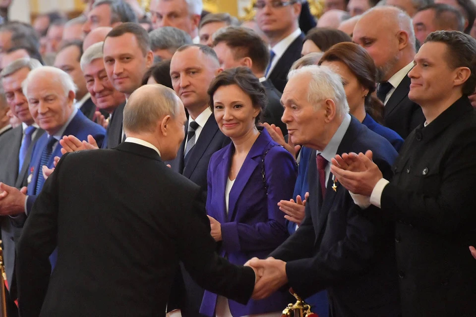 Раскрыто, что сказал Владимир Путин, пожимая руку Леониду Рошалю перед присягой