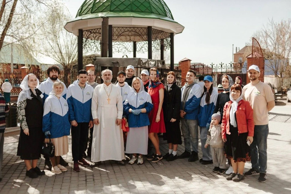 Священник Александр Микушин и волонтеры