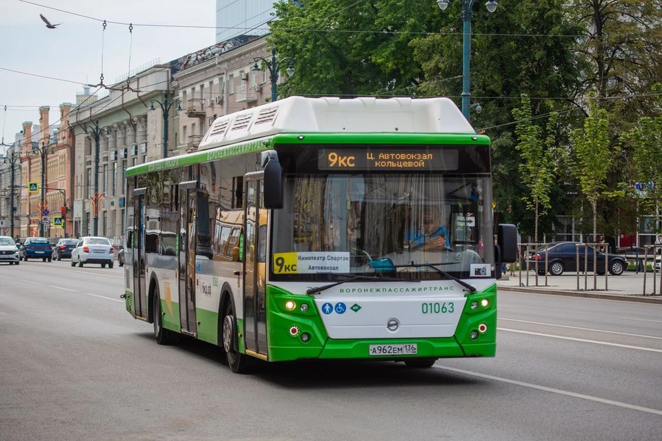 В Новосибирске на четыре месяца изменят схемы движения автобусов.