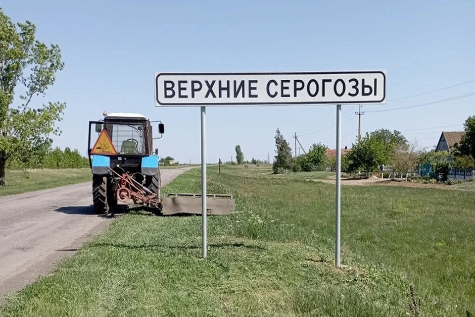 В Нижнесерогозском округе Херсонской области косят траву на обочинах автомобильных дорог. ФОТО: минтранс Херсонской области