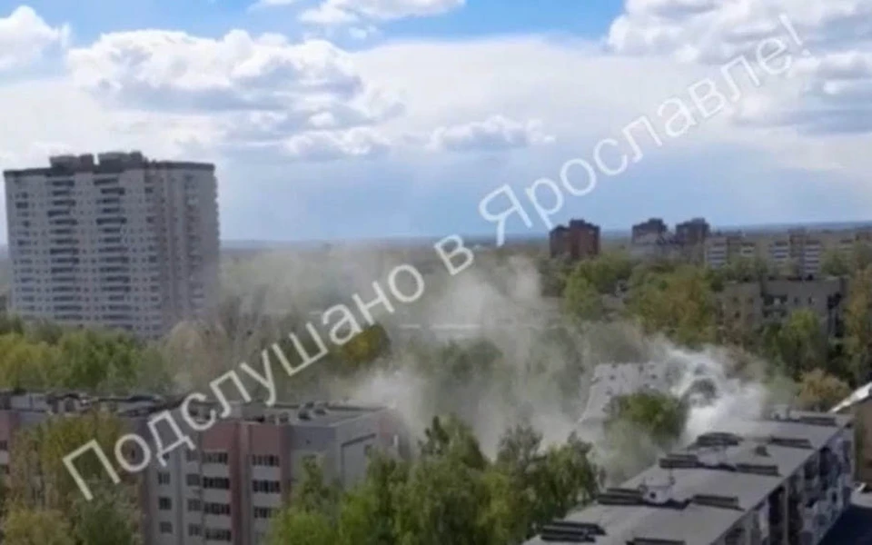 В Ярославле утром шесть бригад пожарных тушили квартиру на Урицкого. Фото: "Подслушано в Ярославле"