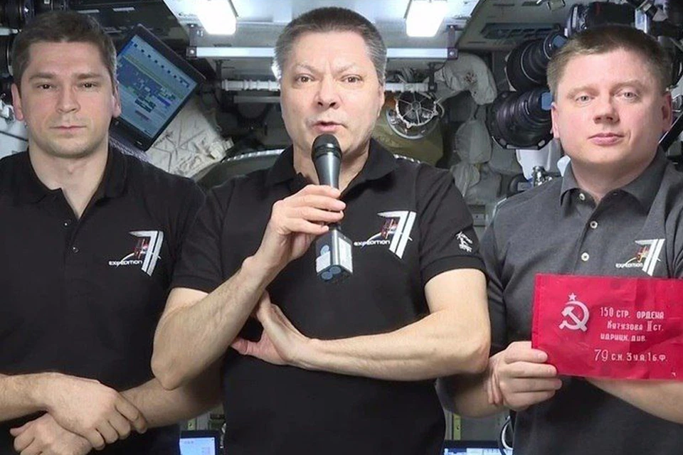 Кузбасский космонавт Александр Гребенкин (на фото справа) вместе с коллегами поздравил россиян с Днем Победы.