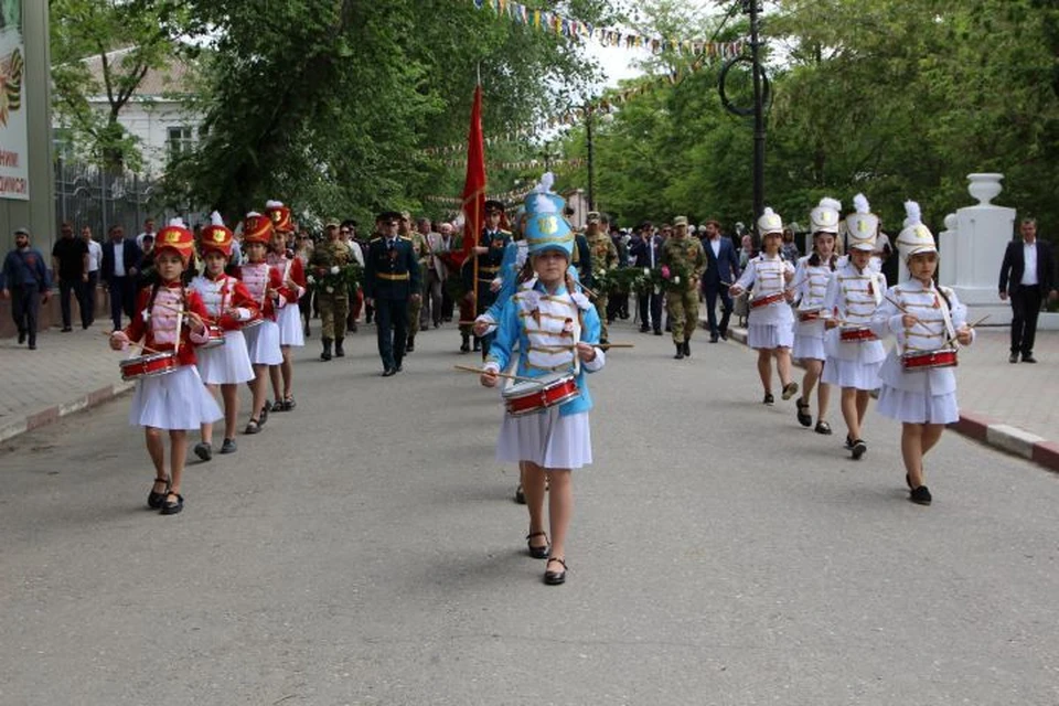 В Кизляре Парад Победы традиционно начался с шествия отряда юных барабанщиц.