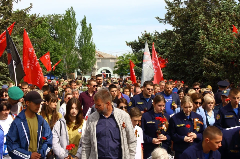 Жители Геническа пришли к стеле Скорбящей матери 9 мая