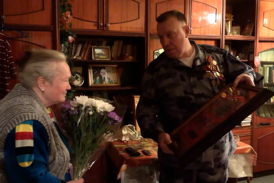 В Донецке полицейские навестили дочь легендарного фронтовика. Фото: МВД по ДНР
