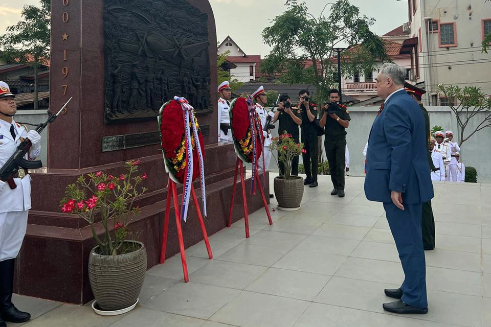 Посол РФ в Лаос Владимир Калинин возлагает венок к монументу советским летчикам, погибшим в Индокитайской войне