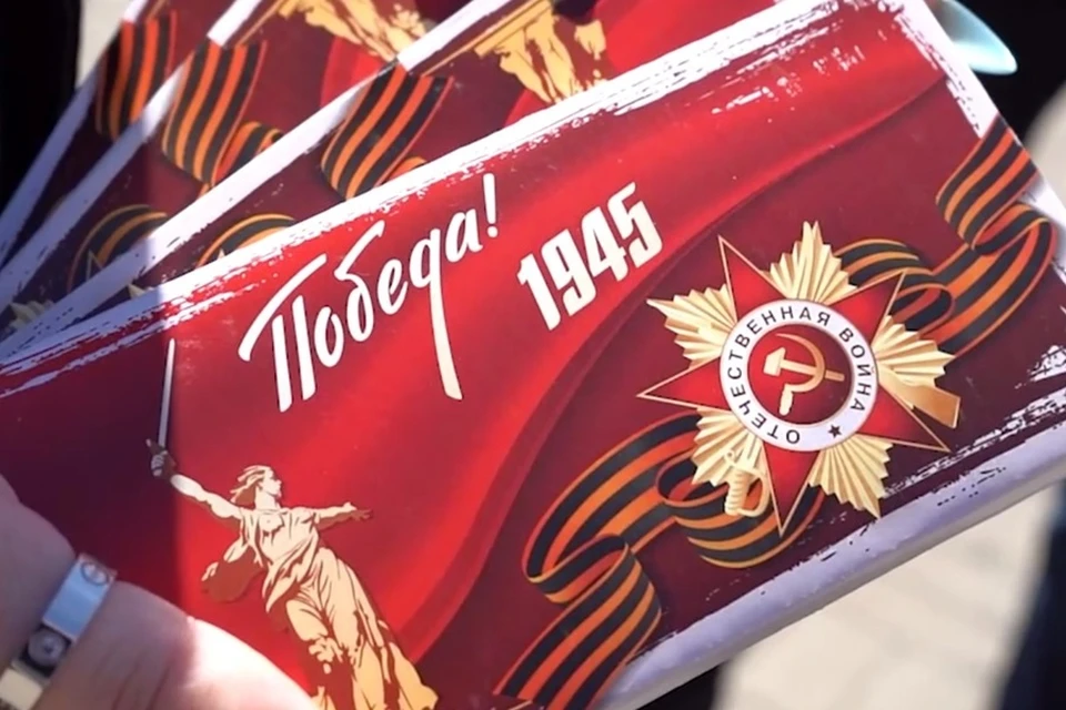 Дружинники в День Победы раздали детям Донецка более 100 «победных» шоколадок. Фото: Народная Дружина