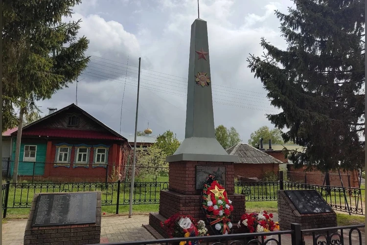 Ни цветы положить, ни героев вспомнить: В День Победы памятник погибшим односельчанам закрыли на замок в Нижегородской области