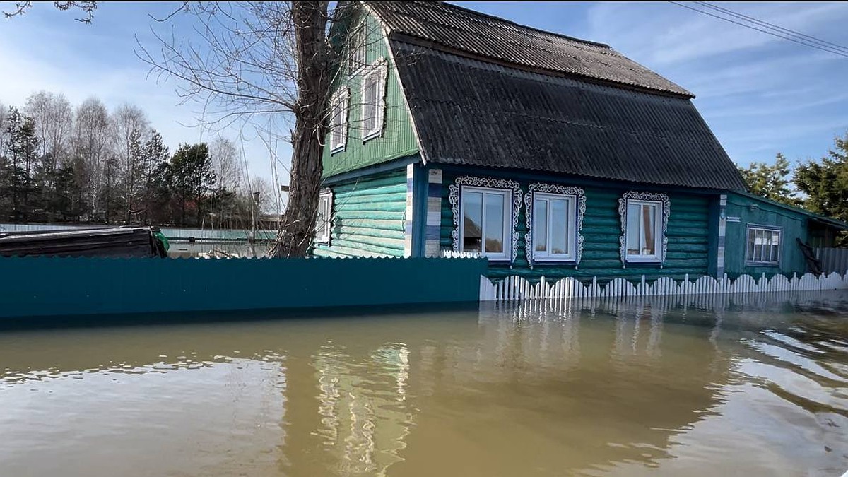 На севере Омской области вода зашла уже в 317 жилых домов - KP.RU