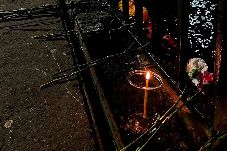 На место трагедии люди несут гвоздики и свечи. Фото: t.me/sp_1703