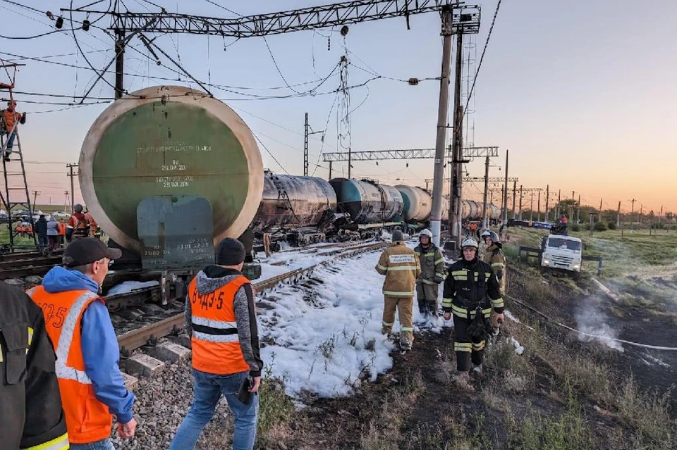 Восемь вагонов-цистерн товарного поезда сошли с рельсов в Ростовской области. Фото: Южная транспортная прокуратура