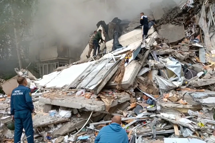 «Под руинами кричат люди, дом сложился мгновенно»: Очевидцы рассказали об обрушении подъезда девятиэтажки в Белгороде