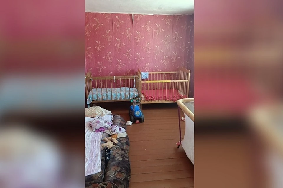 Малыши жили в грязной комнатушке, которую молодые родители постоянно держали закрытой