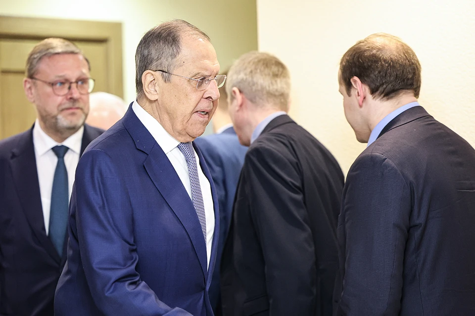 В комитете Совета Федерации по международным делам сегодня состоялись консультации по кандидатуре Сергея Лаврова на должность министра иностранных дел России. Фото: Сергей Савостьянов/ТАСС
