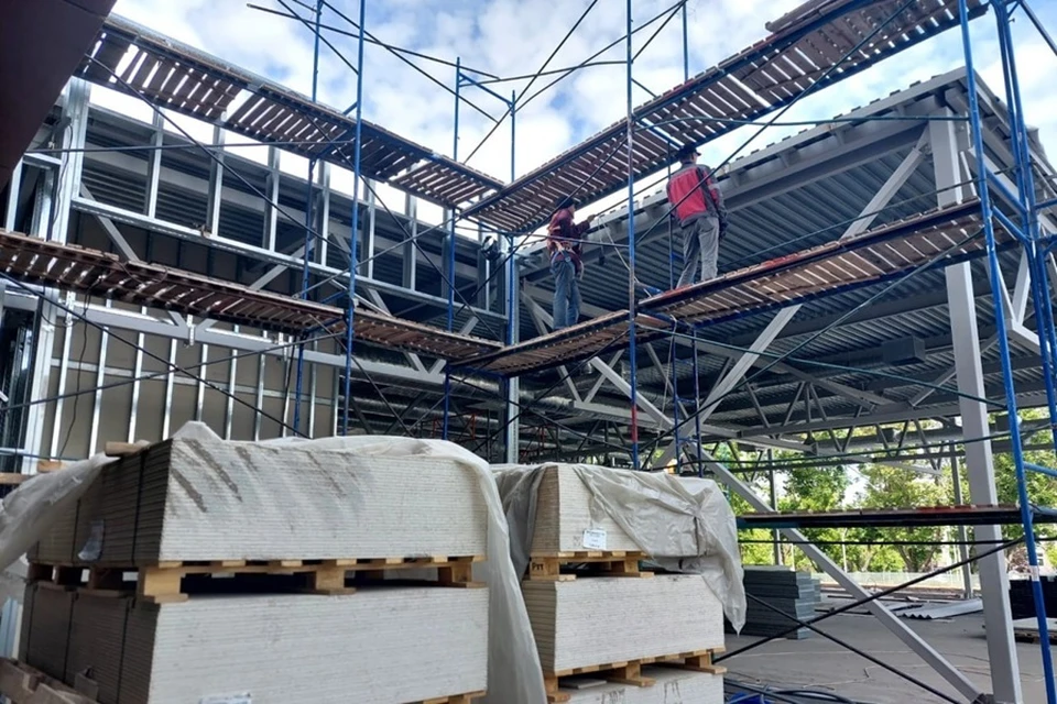 Специалисты продолжают восстанавливать здание бывшего Гипромеза в Мариуполе. Фото: ТГ/Побратимство Петербурга и Мариуполя