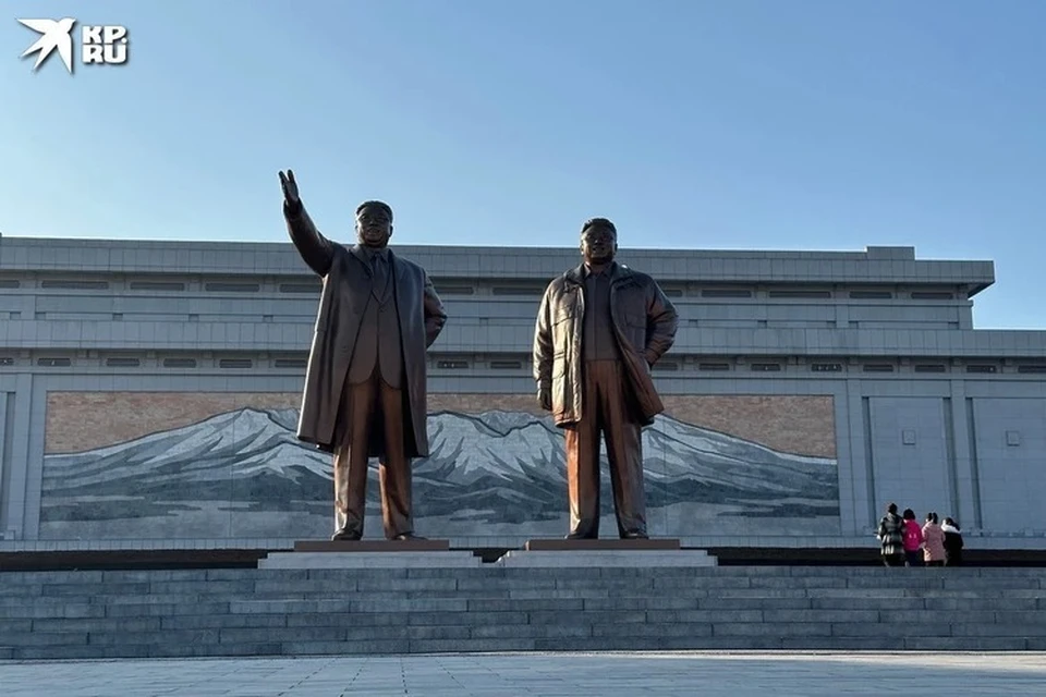 Монументы в Пхеньяне. Из архива.