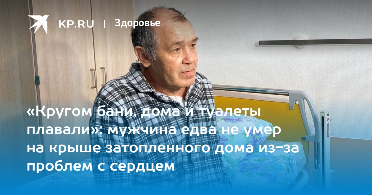 Группа мужчин стоит в кругу, держась за руки, на хоне неба