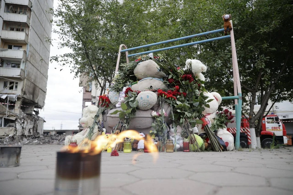 Белгородцы продолжают нести цветы и игрушки к народному мемориалу на улице Щорса