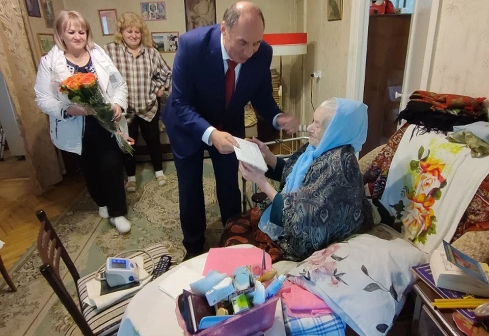 Поздравление Президента России, подарки и цветы имениннице. Фото: пресс-службы администрации Кисловодска